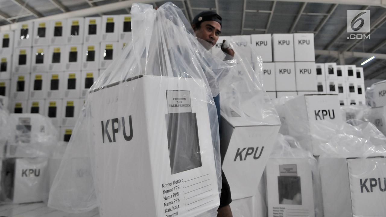 Perakitan Kotak Suara di Gudang KPUD Bekasi