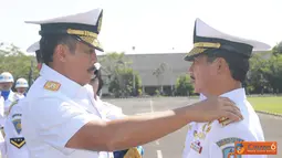Citizen6, Surabaya: Dankobangdikal Laksamana Muda TNI Djoko Teguh Wahojo memimpin langsung sertijab yang digelar di Lapangan Laut Maluku Kesatrian Bumimoro, Kobangdikal, Surabaya. (Pengirim: Penkobangdikal).