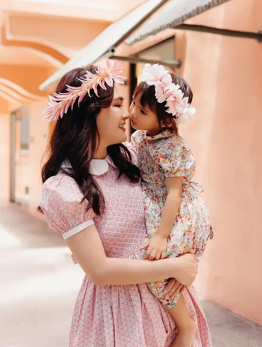 Bintang film Eiffel... I'm in Love itu tampil cantik mengenakan dress merah muda. Sedangkan Baby Claire menggemaskan mengenakan dress motif bunga. [Instagram/shandyaulia]