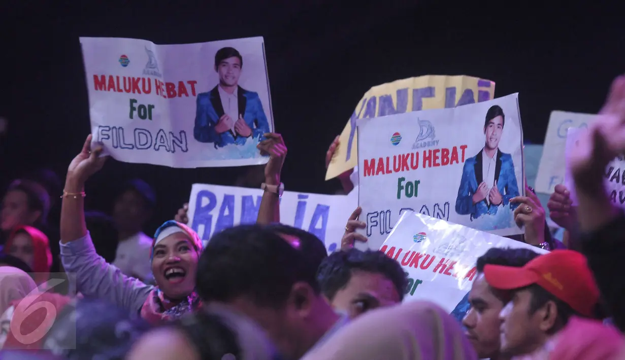 Pendukung Fildan asal Bau Bau saat menyaksikan Grand final D'Academy 4 Indosiar di studio 5, Jakarta, Jumat (12/5). Pada Malam Grand final 2 Peserta akan masuk malam puncak Final pada 19 mai mendatang. (Liputan6.com/Helmi Afandi)