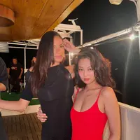 Tampil berani kenakan little red dress, potret Jennie BLACKPINK di after party Jacquemus langsung viral dan menjadi perbincangan hangat di media sosial. [Foto: X].