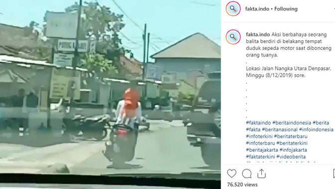 Terlihat seorang pemotor membiarkan balita yang harusnya duduk di belakang saat kendaraan berjalan justru dibiarkan berdiri. (@fakta.indo)