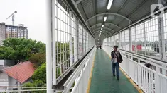 Pejalan kaki melintas di Jembatan Penyeberangan Orang (JPO) Lenteng Agung di Jakarta, Selasa (29/10/2019). Tahun 2020, Pemprov DKI Jakarta berencana merevitalisasi 11 JPO yaitu JPO Kyai Caringin (RSUD Tarakan), JPO Suryopranoto (halte TranJakarta Petojo). (Liputan6.com/Immanuel Antonius)