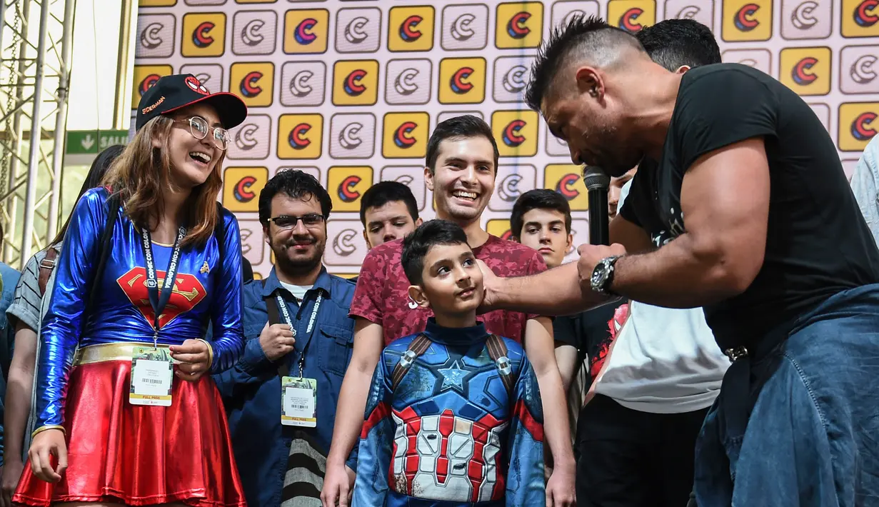 Aktor asal Selandia Baru Manu Bennet dari serial TV Arrow dan Spartacus, menyambut para penggemar selama konferensi dalam rangka Comic Con Colombia 2018 di Medellin (16/11). (AFP Photo/Joaquin Sarmiento)