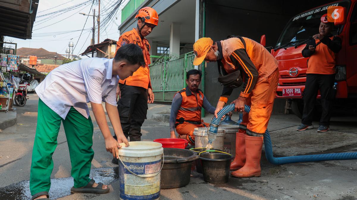 Warga Cilandak Timur Antre Air Bersih di Tengah Kekeringan