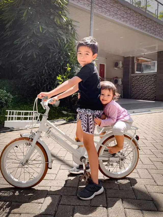 6 Potret Kompak Buah Hati Ryan Delon dan Sharena, Menggemaskan