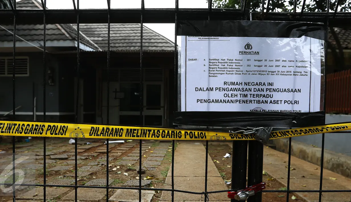 Petugas Polisi saat menyegel rumah dinas perwira tinggi Polri di Jl. Wijaya XV, Kebayoran Baru, Jakarta, Selasa (15/9/2015). Penertiban dilakukan karena 12 rumah tersebut sudah tidak ditempati oleh anggota aktif Kepolisian. (Liputan6.com/Yoppy Renato)