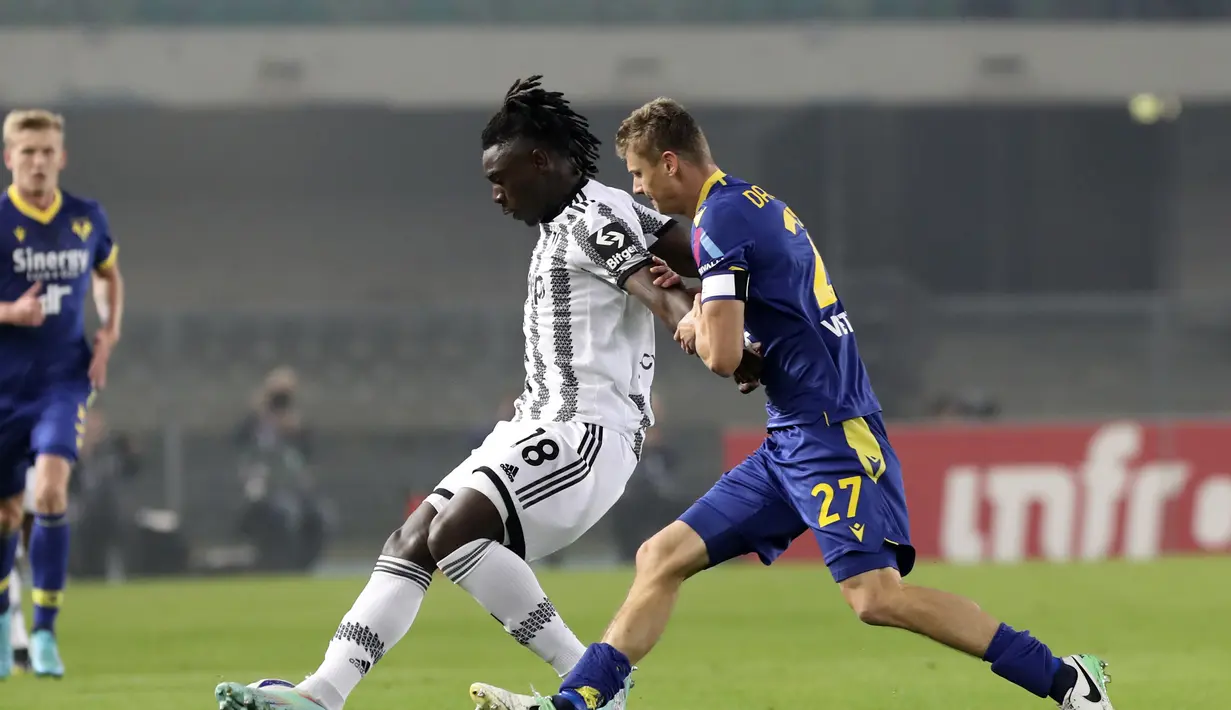 Penyerang Juventus, Moise Kean mengontrol bola dari kawalan pemain Verona, Pawel Dawidowicz selama pertandingan lanjutan Liga Serie A Italia di stadion Bentegodi di Verona, Jumat (11/11/2022). Juventus menang tipis atas Verona dengan skor 1-0. (Paola Garbuio/LaPresse via AP)