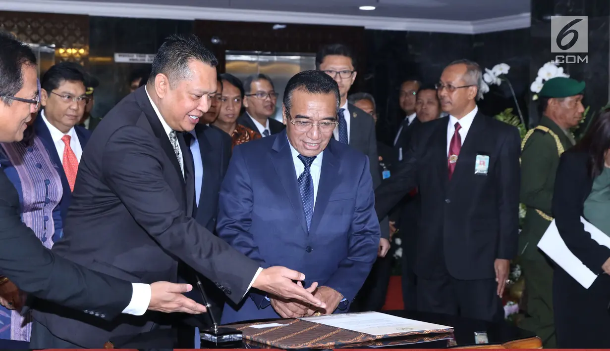 Presiden Timor Leste Francisco Guterres Lu Olo (tengah) bersiap menandatangani buku tamu jelang melakukan pertemuan bersama Ketua DPR RI, Bambang Soesatyo di Gedung MPR/DPR, Jakarta, Jumat (29/6). (Liputan6.com/Helmi Fithriansyah)