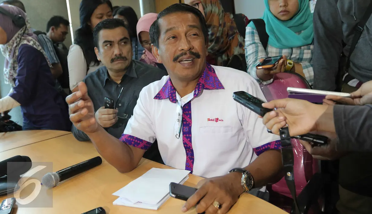 Presdir PT Lion Mentari Airlines, Edward  saat menjelaskan perihal kecelakan pesawat Batik Air dengan Trans Nusa, Jakarta, Selasa (5/4). Edward menepis dugaan pilot memakai narkoba. (Liputan6.com/Angga Yuniar)