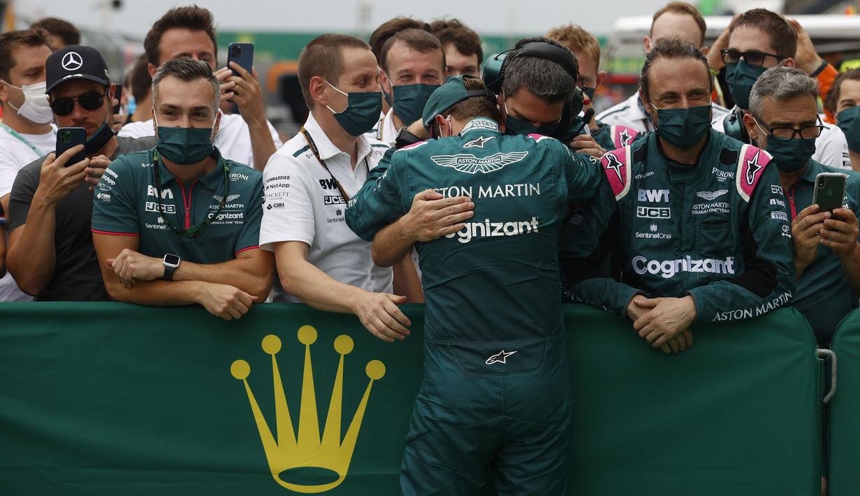 Hal tersebut membuat semua pebalap naik satu tingkat dari posisi awalnya kecuali Esteban Ocon yang tetap menempati podium pertama, sehingga posisi kedua menjadi milih Hamilton, dan posisi ketiga ditempati oleh Carlos Sainz. (Foto: AFP/Pool/Florin Goga)