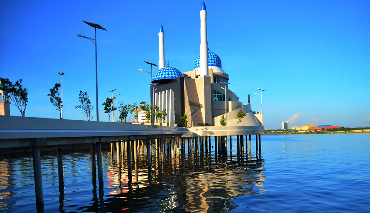 Masjid Terapung atau Masjid Amirul Mukminin terletak di pantai Losari, Makassar. Karena arsitektur masjid itu dibuat di bibir pantai dengan pondasi cukup tinggi, maka dalam keadaan air pasang terlihat seperti terapung di laut. (Istimewa)