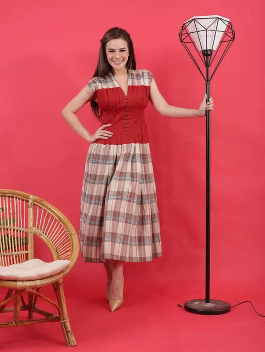 Untuk memberi efek kaki jenjang, Astrid memakai sepatu berujung runcing dengan warna nude atau warna kulit. (Foto: Fimela.com/Bambang E.Ros)