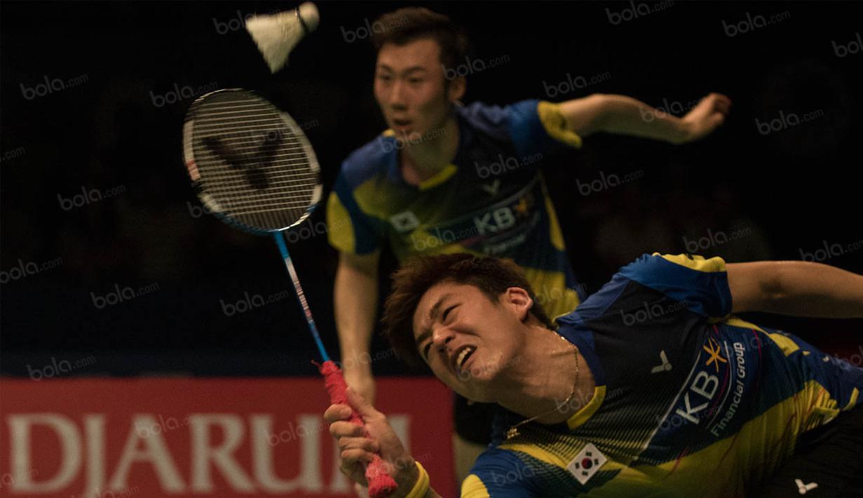 Alhasil dukungan itu berbuah manis, Lee Yong-dae dan pasangannya Yoo Yeon-seong, berhasil menaklukan pasangan Denmark, Kim Astrup dan Andres Rasmussen dengan 21-16 dan 21-14. (Bola.com/Vitalis Yogi Trisna)