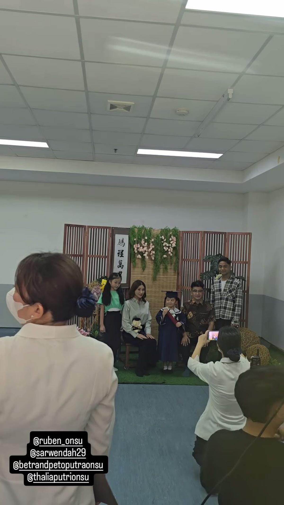 Sarwendah dan Ruben Onsu Terlihat Bersama di Kelulusan TK Anak, Foto Bareng Juga