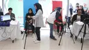 Petugas Disdukcapil Kota Tangerang Selatan melakukan perekaman data untuk pembuatan Kartu Identitas Anak (KIA) di mal Living Wolrd Alam Sutera, Serpong, Senin (17/12). Pusat perbelanjaan ini menggelar pembuatan KIA secara gratis. (Merdeka.com/Arie Basuki)