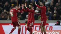 Striker Liverpool asal Mesir #11, Mohamed Salah (C), merayakan gol kedua mereka bersama bek Liverpool asal Skotlandia #26, Andrew Robertson (L), dan gelandang Liverpool asal Hongaria #08, Dominik Szoboszlai (R), selama pertandingan putaran kelima Piala FA Inggris antara Wolverhampton Wanderers dan Liverpool di stadion Molineux di Wolverhampton, Inggris tengah pada 7 Maret 2026. (Darren Staples/AFP)
