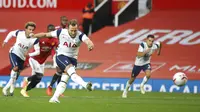 Pemain Tottenham Hotspur Harry Kane mencetak gol ke gawang Manchester United pada pertandingan Liga Premier Inggris di Old Trafford, Manchester, Inggris, Minggu (4/10/2020). Tottenham Hotspur mengalahkan Manchester United 6-1. (Carl Recine/Pool via AP)