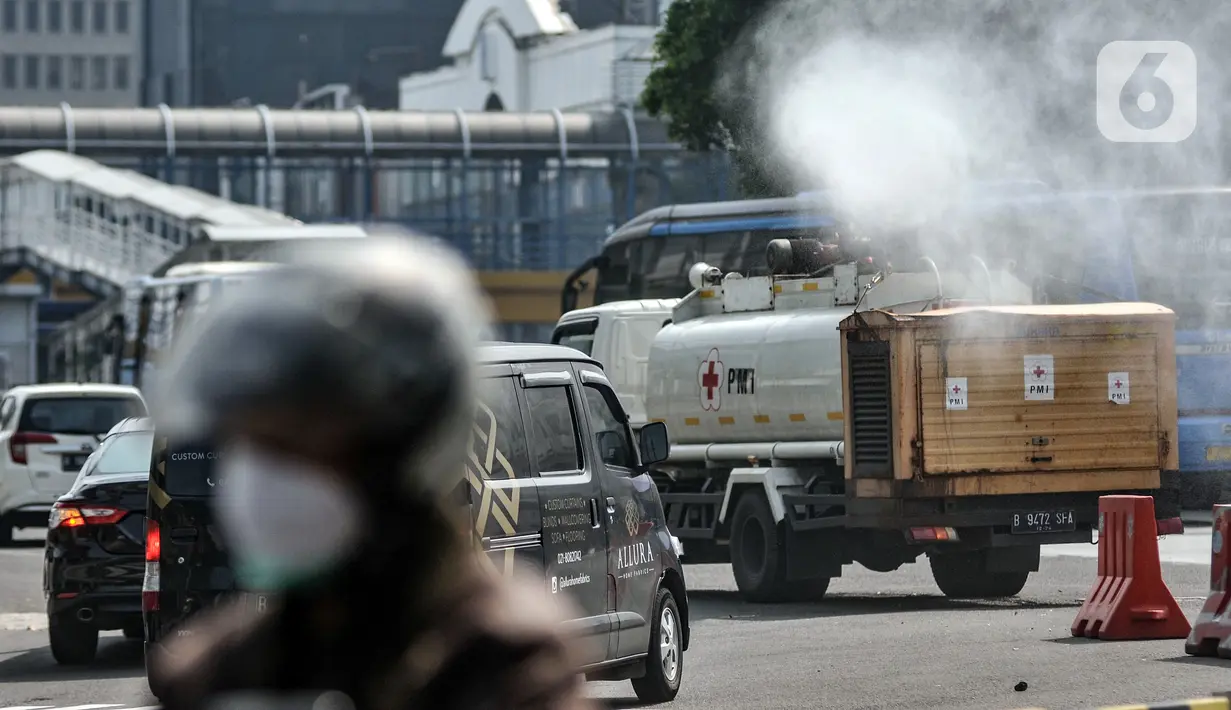 Petugas Palang Merah Indonesia (PMI) menggunakan kendaraan Gunners Spraying saat penyemprotan disinfektan di Jakarta, Selasa (6/7/2021). PMI melakukan penyemprotan disinfektan secara rutin dengan menggunakan kendaraan Gunners Spraying berkapasitas 5.000 liter. (merdeka.com/Iqbal S. Nugroho)
