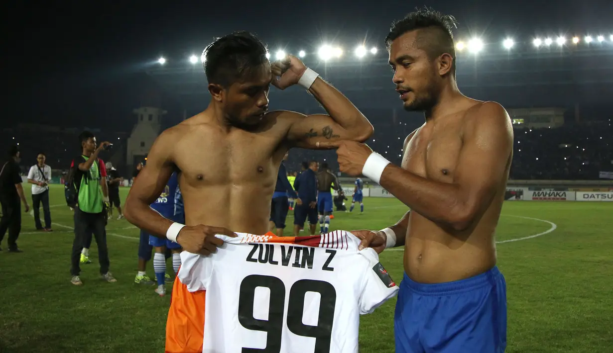 Pemain Persib Bandung, Zulham Malik Zamrun (kanan) dan saudaranya pemain Borneo FC, Zulvin Zamrun, setelah bertanding dalam leg kedua perempatfinal Piala Presiden 2015 di Stadion Si Jalak Harupat, Bandung, Sabtu (26/9/2015). (Bola.com/Arief Bagus)