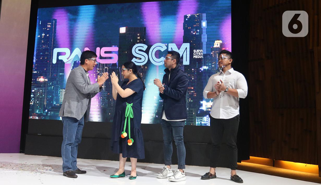 Managing Director Emtek Sutanto Hartono (kiri) bersama perwakilan RANS Entertainment Nagita Slavina, Raffi Ahmad, dan Kaesang Pangarep di SCTV Tower, Jakarta, Jumat (29/10/2021). RANS Entertainment dan Emtek Group, lewat SCM, resmi umumkan kemitraan. (Liputan6.com/Herman Zakharia)