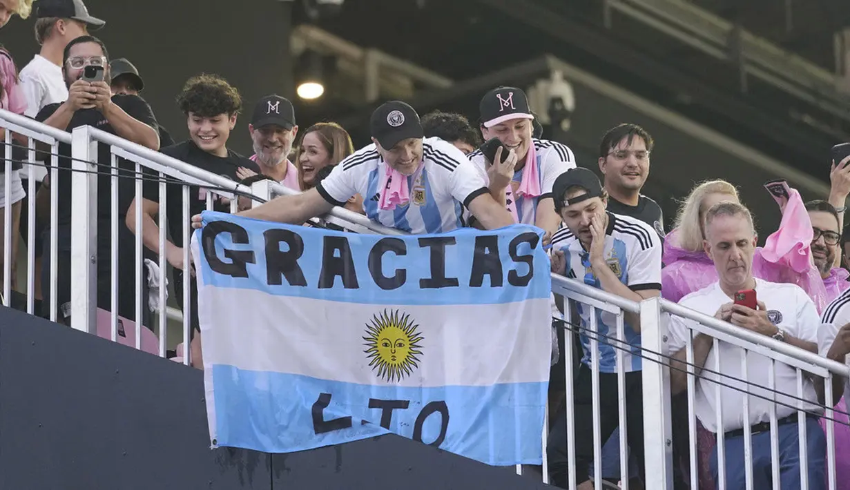 <p>Pemain asal Argentina itu langsung disambut meriah oleh lebih dari 20 ribu penggemar saat memasuki stadion dan disebut sebagai 'pemain nomor 10 terbaik di dunia'. (AP Photo/Marta Lavandier)</p>