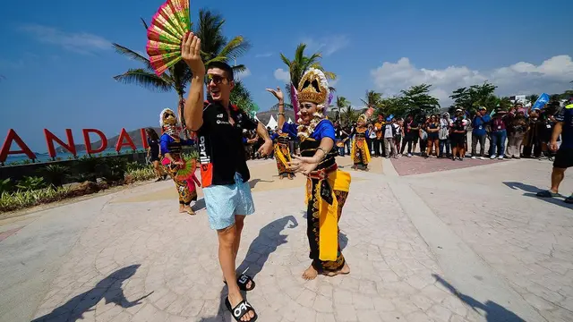 Momen Maverick Vinales dengan Warga Mandalika