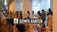 Gempa Banten terasa hingga Jakarta membuat ratusan penghuni apartemen di Jakarta Timur berhamburan ke luar dari apartemen.