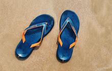 8 Tips Merawat Sandal Karet Saat Musim Hujan agar Tidak Cepat Rusak