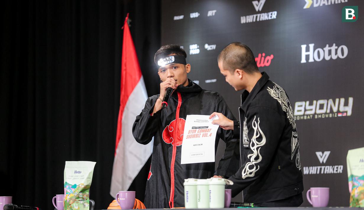 <p>CEO Byon, Yoshua Marcellos (kanan) memperkenalkan Aziz Calim sebagai 'surprise fighter' dalam konferensi pers Byon Combat Showbiz Volume 4 yang berlangsung di SCTV Tower, Jakarta, Senin (28/10/2024) siang WIB. (Bola.com/Bagaskara Lazuardi)</p>