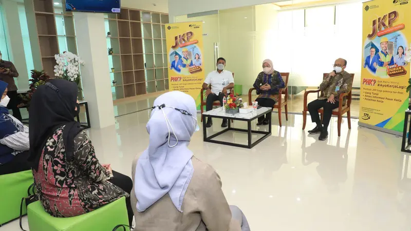 Menaker Ida berdialog dengan penerima manfaat program JKP di Gedung Pusat Pasar Kerja Jakarta Selatan