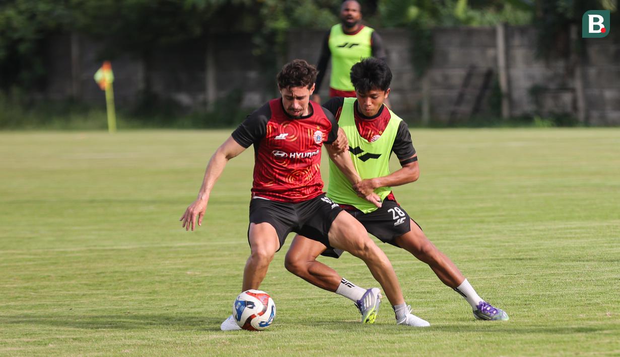 Gustavo Franca (kiri) mencoba melewati rekan satu timnya pada saat sesi latihan Persija Jakarta yang bertempat di Persija Training Ground, Bojongsari, Rabu (5/11/2025).