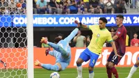 Pemain belakang Brasil, Marquinhos saat mencetak gol ke gawang Kosta Rika dalam Copa America 2024, Selasa (25/6/2024). (AP Photo/Mark J. Terrill)