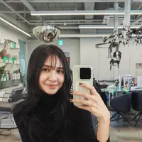 Perubahan kecil tersebut sukses memberi kesan baru yang lebih segar, lembut, dan youthful tanpa menghilangkan ciri khas Mikha yang natural. [@miktambayong].