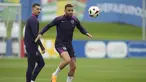 Bek Inggris Kyle Walker bermain dengan bola saat sesi latihan menjelang pertandingan Grup C Euro 2024 di Blankenhain, Jerman, Rabu (19/6/2024). (AP Photo/Thanassis Stavrakis)