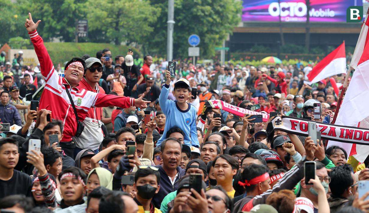 Sejumlah masyarakat saat menyambut Timnas Indonesia U-22 dan kontingen Indonesia untuk SEA Games 2023 saat pawai Kira87uara yang berlangsung dari Kemenpora hingga GBK, Jakarta, Jumat (19/05/2023). (Bola.com/Bagasakra Lazuardi)