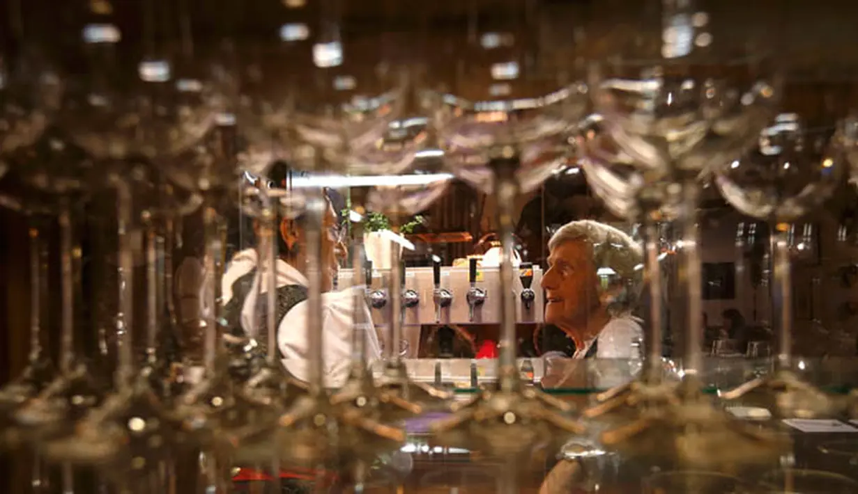 Kathi Kink, nenek berusia 91 tahun, berbincang dengan rekan kerjanya di restoran 'Zum Goldenen Tal' di Weyarn, Jerman. Foto diambil pada 1 Februari 2015. (REUTERS/Michaela Rehle)