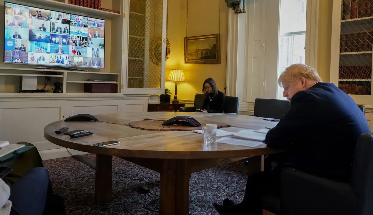 Perdana Menteri Inggris Boris Johnson saat mengikuti KTT Luar Biasa G20 secara virtual dari London, Inggris, Kamis (26/3/2020). Para pemimpin dunia mengkoordinasikan respons global terhadap pandemi virus corona COVID-19. (Andrew PARSONS/10 Downing Street/AFP)