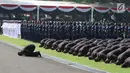 Sejumlah perwira Polri melakukan sujud syukur seusai mengikuti Upacara Prasetya Perwira (Praspa) TNI dan Polri angkatan 2019 di Istana Merdeka, Jakarta, Kamis (16/7/2019). Presiden Joko Widodo atau Jokowi melantik 781 perwira TNI dan Polri di Halaman Istana. (Liputan6.com/Angga Yuniar)