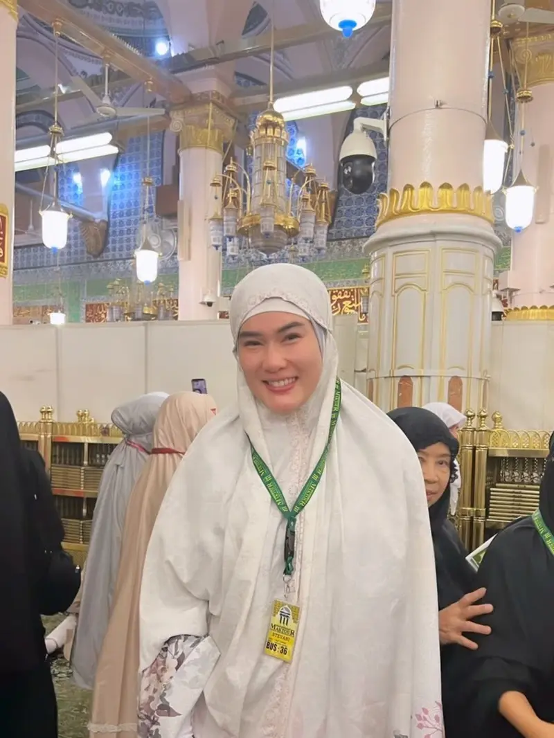 7 Potret Stevie Agnecya Jalani Umrah Pertama Kali Usai Menjadi Mualaf