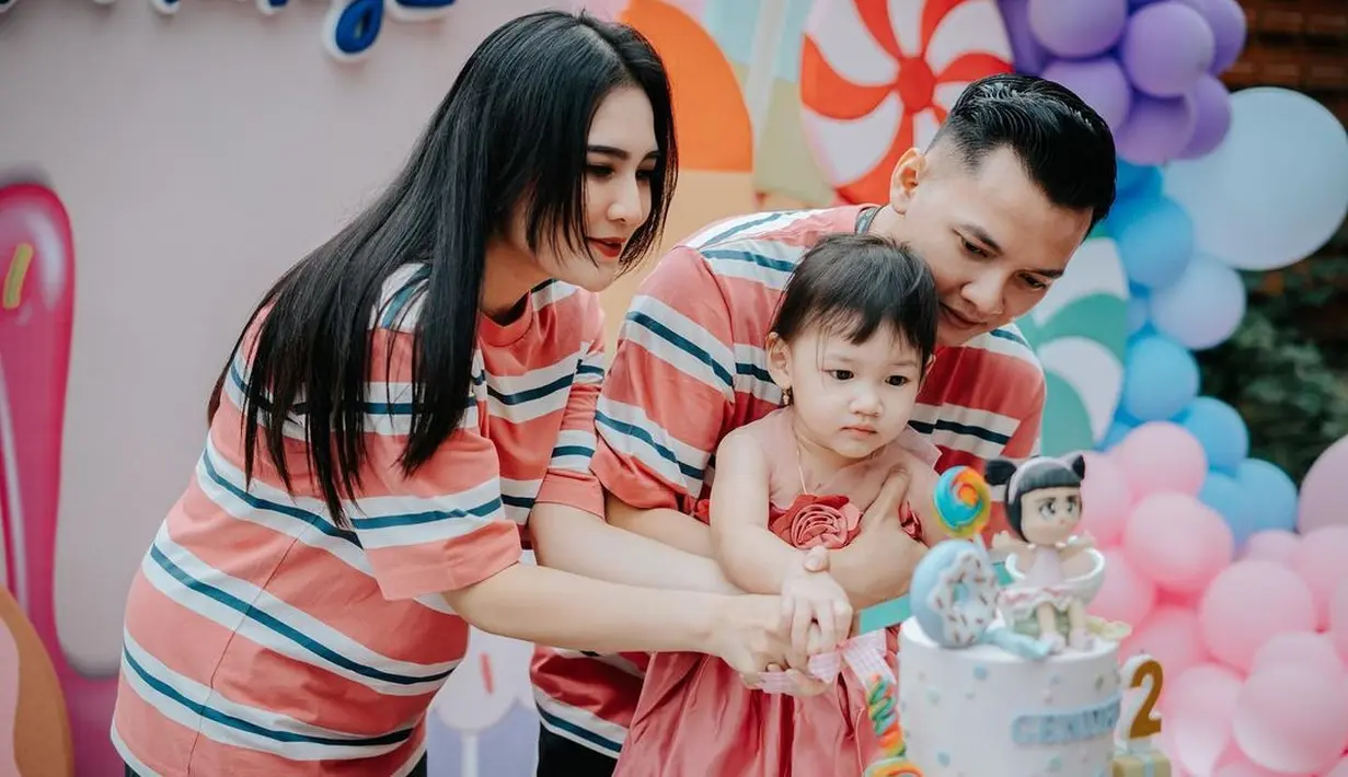 Gendhis anak pertama pasangan Nella dan Dory lahir pada 21 Agustus 2021 lalu di Surakarta Jawa Tengah. Paras cantik Gendhis kerap menarik perhatian karena disebut mirip sang ibu. [Instagram/nellakharisma]