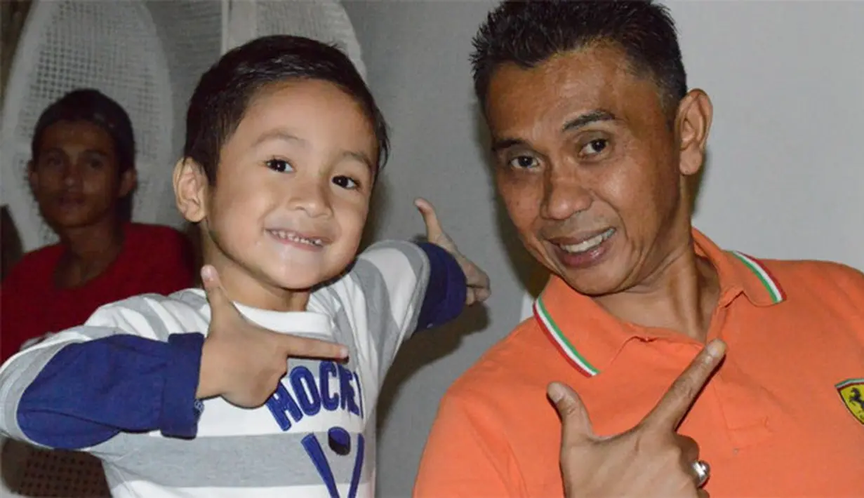 Tidak ada rumah tangga yang berjalan mulus tanpa ada godaan. Begitu juga dengan keluarga pesinetron Derry 4 Sekawan beserta istri, Dede Yayang. 16 Maret 1997 pasangan ini membina rumah tangga. (dok. Pribadi)