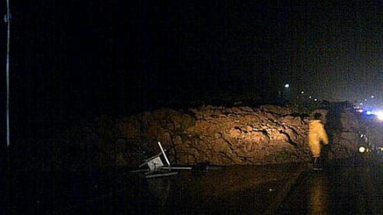 4 Eskavator dikerahkan keruk tanah longsor di Cipularang