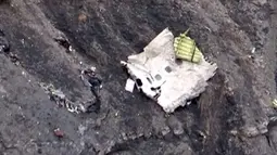 Bagian pesawat Germanwings ditemukan di daerah Pegunungan Alpen, Prancis, Selasa (24/3/2015). Pesawat itu jatuh saat dalam perjalanan dari Barcelona, Spanyol menuju Dusseldorf, Jerman pada Selasa (24/3). (AFP PHOTO /DENIS BOIS /GRIPMEDIA / AFP TV)