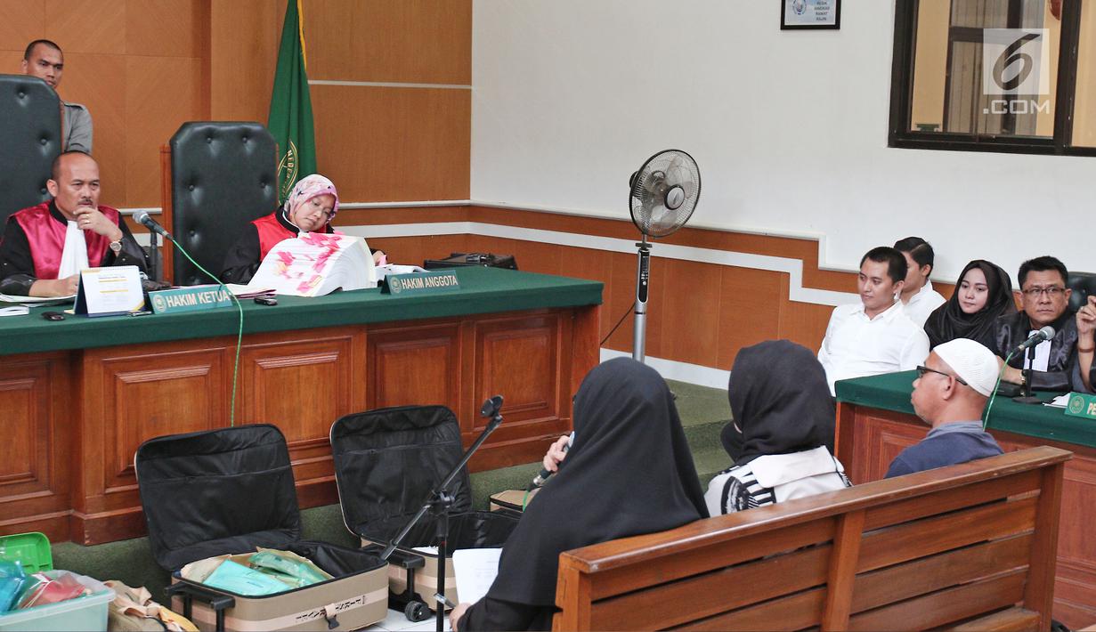 Majelis Hakim mendengarkan keterangan saksi pada sidang lanjutan kasus penipuan biro perjalanan umrah First Travel di Pengadilan Negeri Depok, Senin (5/3). Enam saksi berasal dari kolega bisnis terdakwa bos First Travel. Liputan6.com/Herman Zakharia)