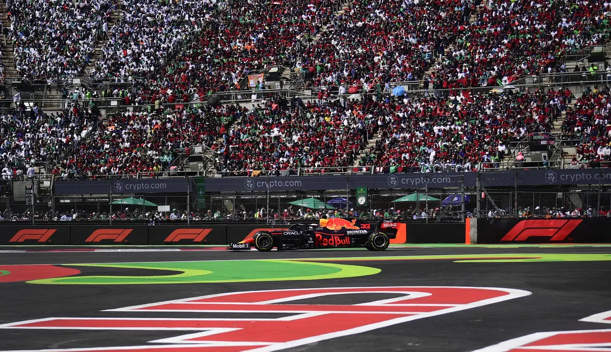Ketika Perez mengambil alih posisi pembalap terdepan tribune di Sirkuit Hermanos Rodriguez bergemuruh. Perez di posisi terdepan setelah Vertappen masuk pit pada lap 33. (AFP/Pedro Pardo)
