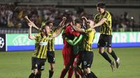 Para pemain Kairat Almaty&nbsp;melakukan selebrasi setelah laga leg kedua play-off Liga Champions melawan Celtic di Stadion Ortalyk, Almaty, Kazakhstan, Rabu (27 Agustus 2025). (AP Photo/Alikhan Sariyev)