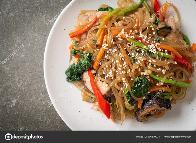 Makanan Korea halal Japchae.  (topntp/depositphotos)