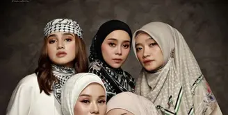 Aksi selebritas tanah air dalam membela Palestina cukup nyata. Kali ini Syifa Hadju - Lesti Kejora tampil dalam satu frame berbalut scarf hijab yang menawan. [Foto: Instagram.com/ayudyahandari]