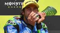 Ekspresi kegembiraan pembalap Italtrans Racing Team, Enea Bastianini, setelah menjuarai balapan Moto2 Republik Ceska, di Sirkuit Brno, Minggu (9/8/2020). (AFP/Joe Klamar)